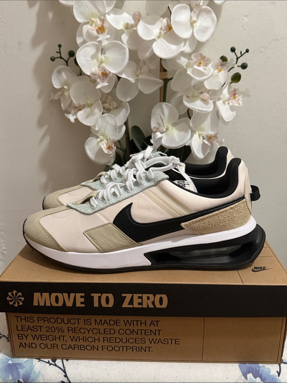 Nike Men's Cream and Black Retro Runner Sneakers